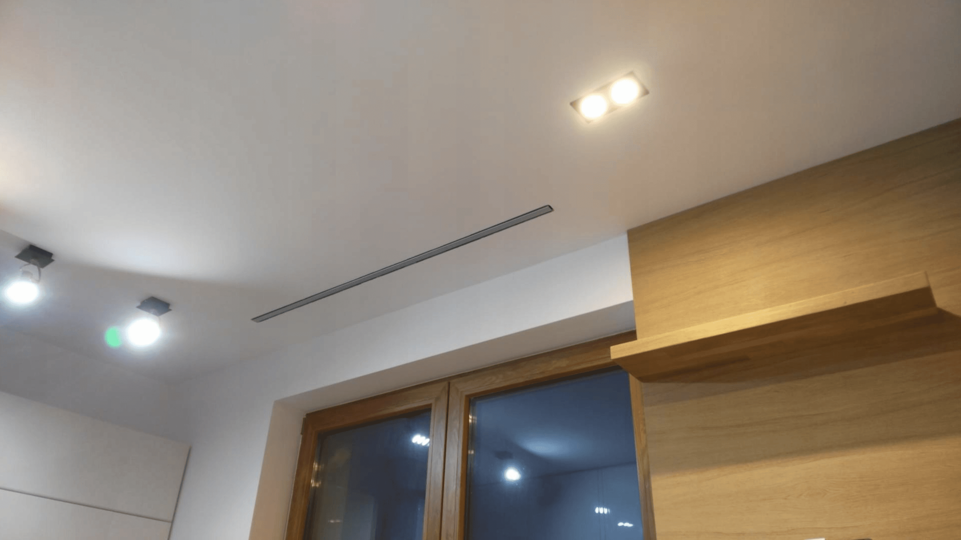 Kökstak med spaltventil och infällda spotlights